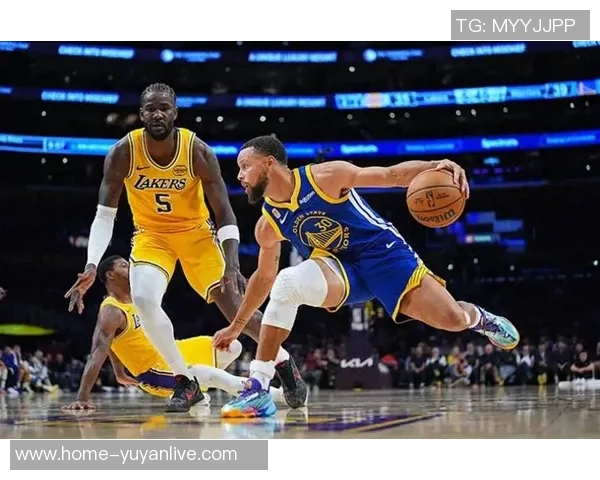 勇士与湖人激战正酣客队主队争夺季后赛席位的关键之战